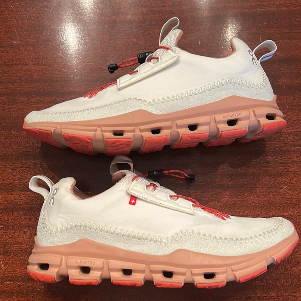 ON W CLOUDAWAY size 9.5
Ice/ Chili